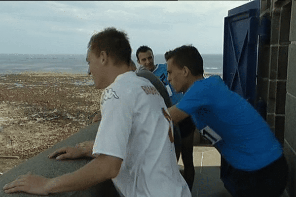 Deux coureurs profitent du point de vue après avoir monté les 307 marches du phare d'Eckmühl, à Penmarc'h (29).