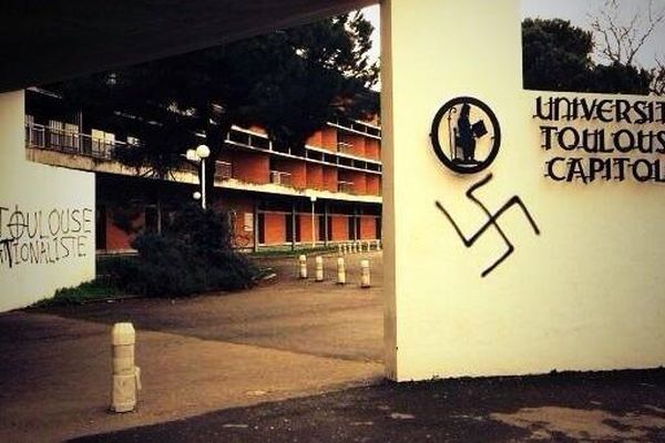 L'une des inscriptions sur les murs de l'Université Toulouse 1 contre lesquelles une manifestation et un rassemblement sont organisés