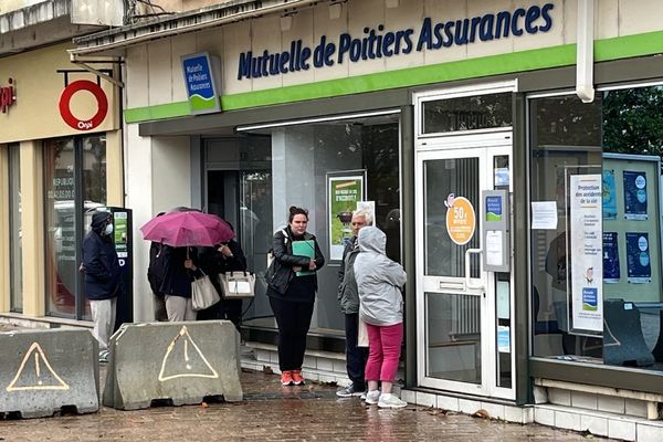 C'est déjà la queue devant les locaux des assureurs à Châteauroux ce lundi 23 mai.