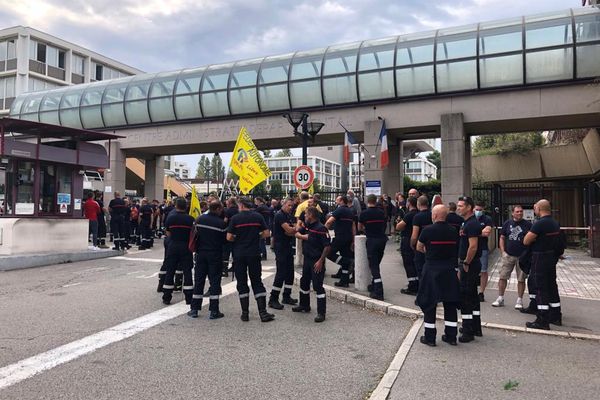 Depuis cet été, plusieurs dizaines de pompiers de la région Paca sont activement mobilisés contre l'obligation vaccinale