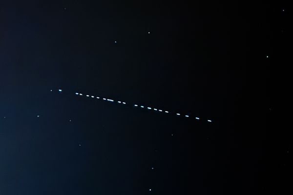 Dans le ciel, des satellites Starlink de la société SpaceX.