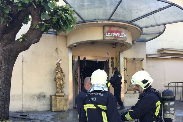 Il a fallu 5 heures aux pompiers pour circonscrire l'incendie du Pavillon, une boite de nuit de l'agglomération orléanaise. 