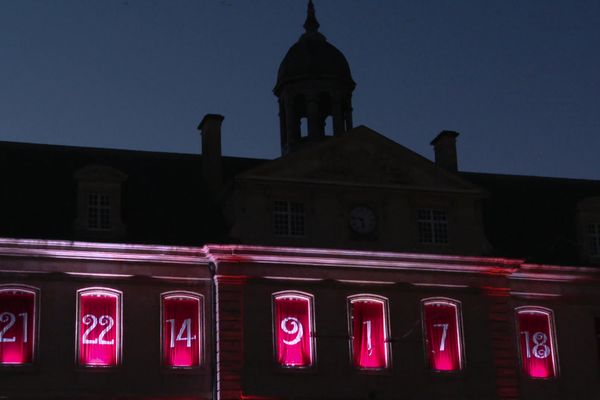 Depuis le 1er décembre, les fenêtres de la mairie de Caen se transforment en calendrier de l'Avent et offrent chaque soir à 18h00 une surprise au public.