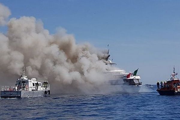 Les secours en intervention essaient d'éteindre l'incendie