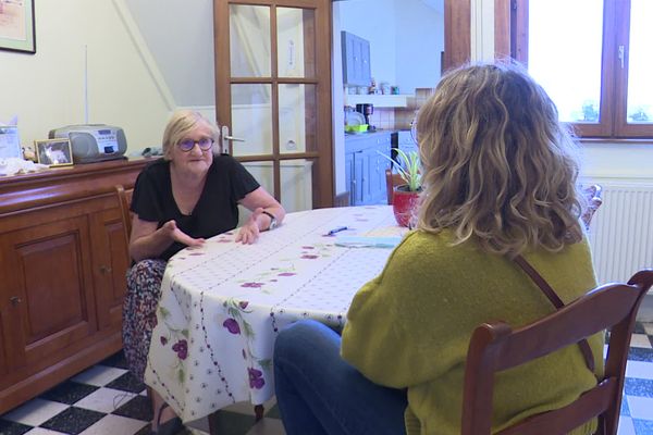 Après plus d'un an de crise sanitaire et de confinement, Jacqueline, 89 ans, n'ose plus franchir le seuil de sa porte. D'un naturel souriant, jovial et plutôt bavard, elle a perdu tout lien social. C'est décidé, elle s'est inscrite au programme "visiteurs bienveillant" pour retrouver de la compagnie. 