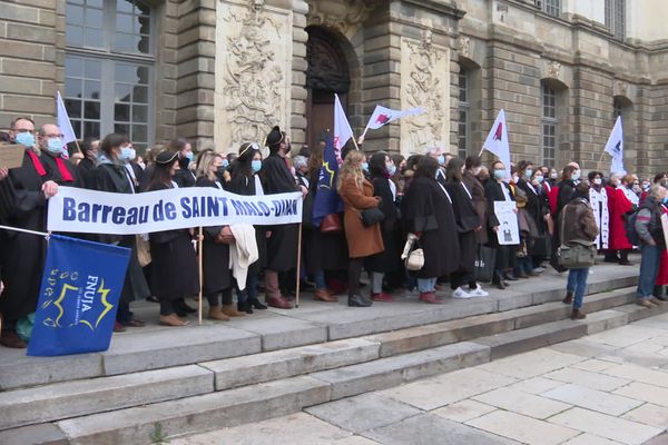 200 professionnels du monde judiciaire se sont rassemblés devant le Parlement de Bretagne ce mercredi.