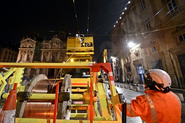 Lyon, place des Terreaux, intervention des "lignards" sur les câbles des lignes de trolleybus, un métier très technique pour renouveler des câbles alimentés à 700 volts 