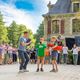 Une famille de sonneurs devant le manoir de Tronjoly à Gourin lors des championnats de musique traditionnelle de 2023.