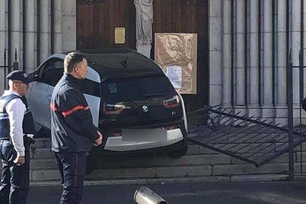 Une voiture termine sa route sur les marches de l'église Notre Dame à Nice.