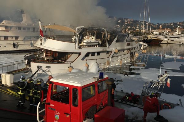 La fumée s'échappait encore du yatch samedi matin.