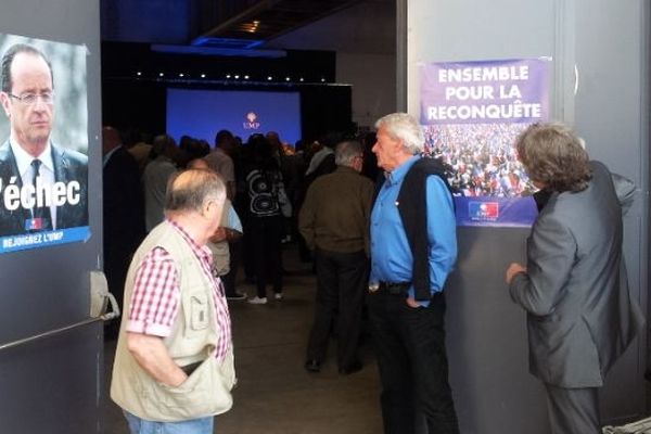 Devant la salle des Costières où se tient le meeting de Jean-François Copé