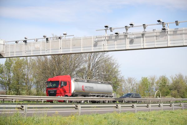 Sur l'A36, à hauteur de Sainte-Croix-en-Plaine (Haut-Rhin), des portiques prévus pour la loi Ecotaxes sont toujours en place.