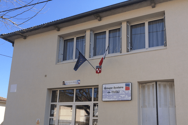 C'est devant le groupe scolaire de Tivoli, à Aurillac, qu'un individu aurait agité une arme de poing, jeudi 16 mars. Il a été condamné à un mois de prison ferme. 