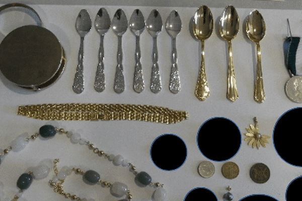 Parmi les objets retrouvés, des bijoux et de l'argenterie.