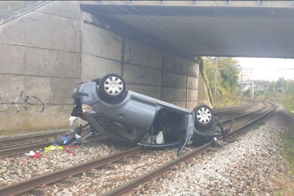 Un véhicule a chuté d'un pont et s'est retrouvé sur les voies SNCF à Saint-Aubin-les-Elbeuf.