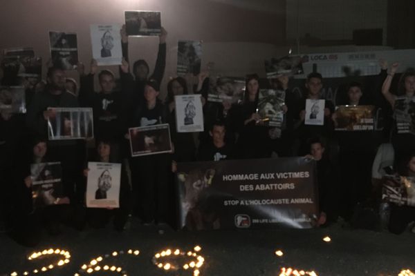 Les militants de la cause animale sont venus pour un "hommage aux victimes des abattoirs"