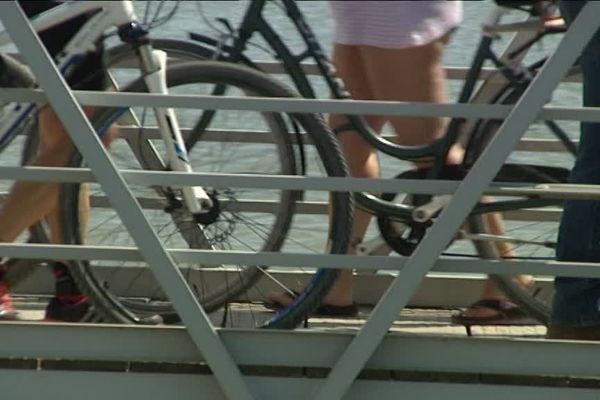 Un peu partout en France, on a vanté les bienfaits du vélo. A Perpignan, des salariés sont indemnisés pour l'utiliser comme moyen de transport pour aller travailler.