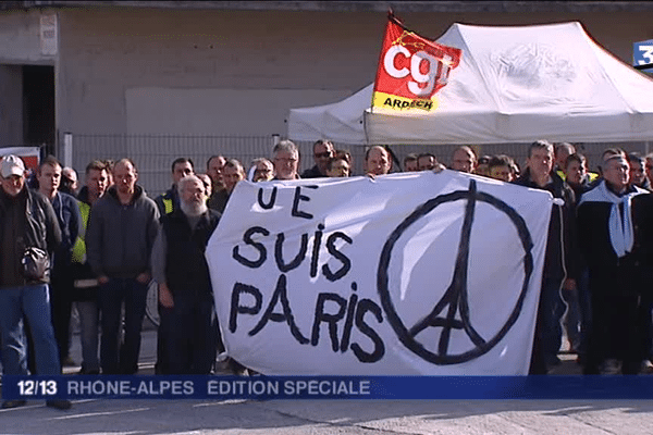 Silence, brassards noirs : une banderole clame "je suis Paris"... le piquet de grève des salariés Lafarge ce lundi 16 novembre.