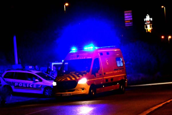 Le trentenaire touché par plusieurs balles a été pris en charge ce samedi soir par les marins-pompiers. Selon les équipes de secours, son pronostic vital n'était pas engagé.