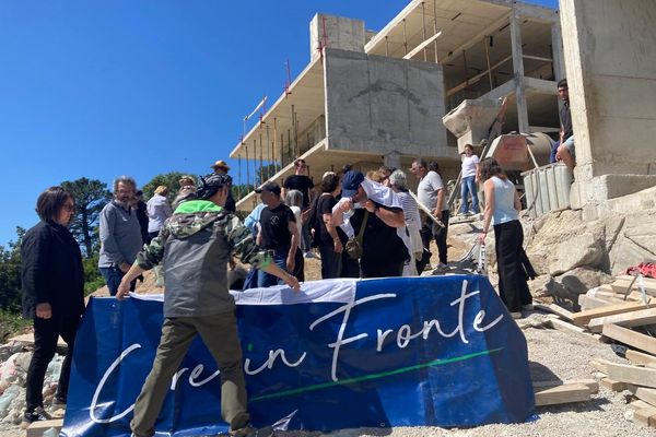Ce dimanche 12 mai, les membres de Core in Fronte ont de nouveau protesté contre le projet immobilier "Les Hauts de Borivoli", à Sotta.