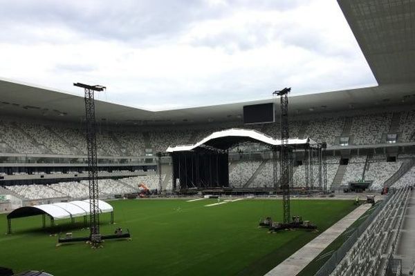 La scène où se produiront Céline Dion puis Johnny Hallyday avec les  "Vieilles Canailles"  est en cours de montage. 