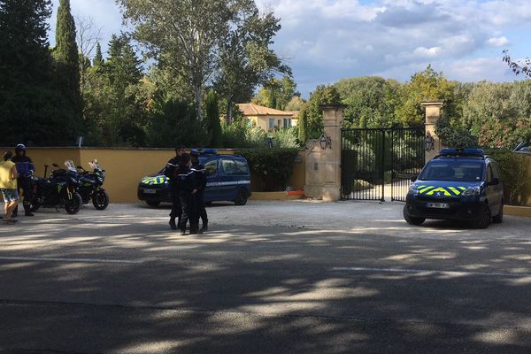 La gendarmerie devant la villa de Charles Aznavour, à Mouriès, lundi 1er octobre