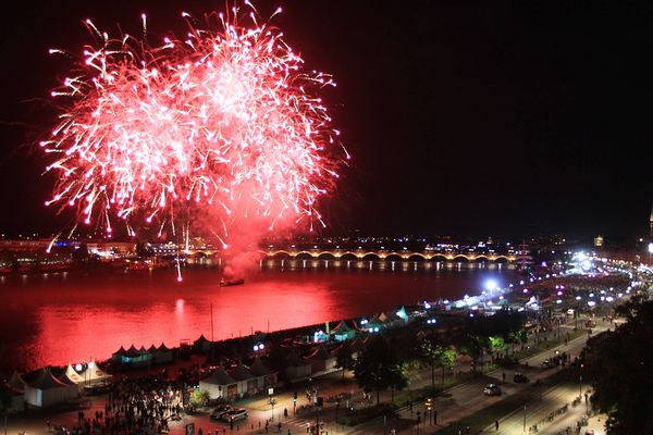 Fête du Vin 2015, spectacle pyrotechnique sur les quais de Bordeaux