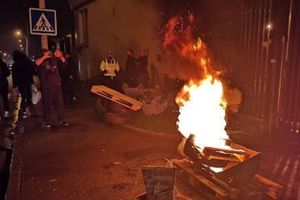 Ce mardi matin, une trentaine de surveillants pénitentiaires bloquaient la maison d'arrêt de Valenciennes pour protester contre la surpopulation carcérale. 