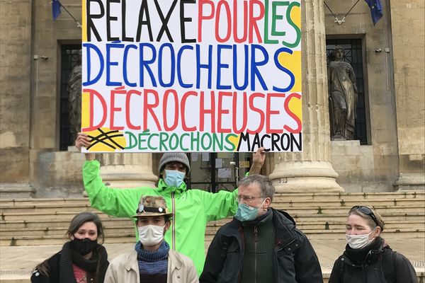 Les quatre prévenus, accusés d'avoir décroché le portrait d'Emmanuel Macron dans la mairie de Taissy, le 6 mars 2020.