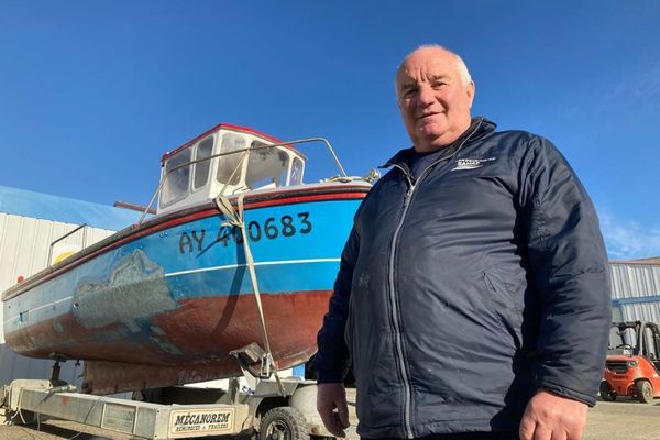 P'tit Jo et son bateau avec lequel il espère bientôt repartir en mer