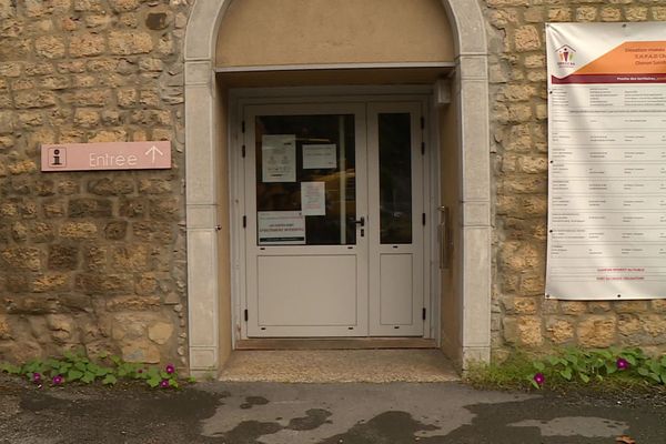 Entrée de l'EHPAD d'Oloron, ce cluster où on dénombre 13 décès "en lien possible avec la COVID19" d'après l'ARS de Nouvelle Aquitaine.