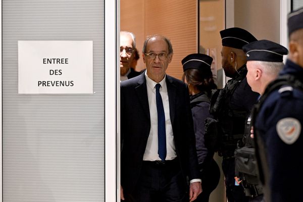 Eric Woerth comparait devant le tribunal correctionnel aux côtés de Nicolas Sarkozy et 11 autres prévenus. Ils sont soupçonnés d’avoir noué un "pacte de corruption" avec le dictateur libyen Mouammar Kadhafi pour qu’il soutienne sa campagne de 2007.