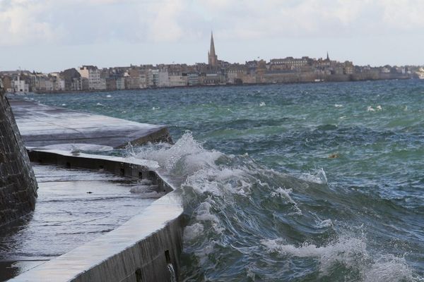 Grande marée à Saint-Malo