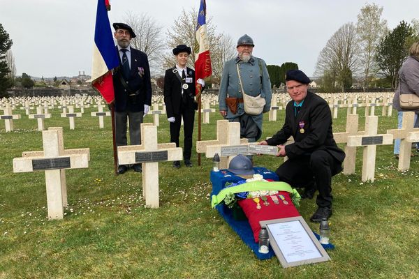 Une cérémonie pour un changement de plaque militaire, la cérémonie est assez rare.