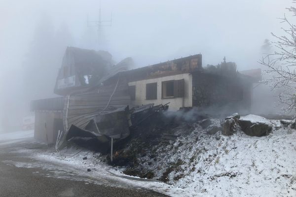 L'incendie a pris sur la toiture du chalet du poste de secours. Quatre bénévoles de la Protection civile étaient présents pour le démarrage de la saison, deux sont blessés.