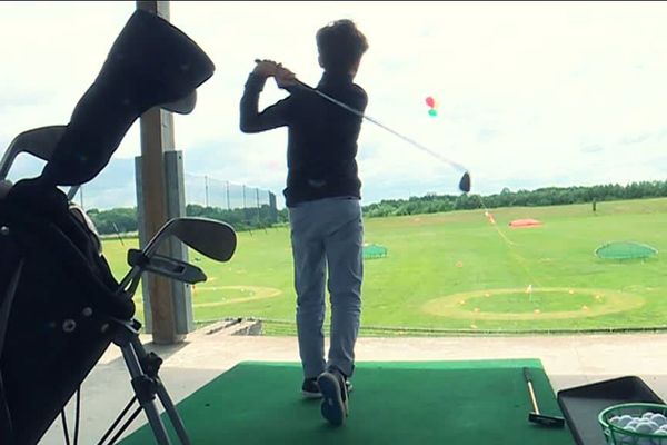 Un collégien au practice du centre golfique de Bois-Guillaume