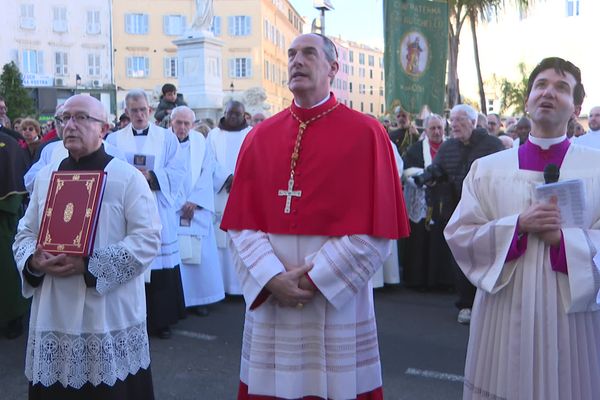 La procession conduite par le cardinal Bustillo avant l'ouverture de la porte de la cathédrale d'Ajaccio.