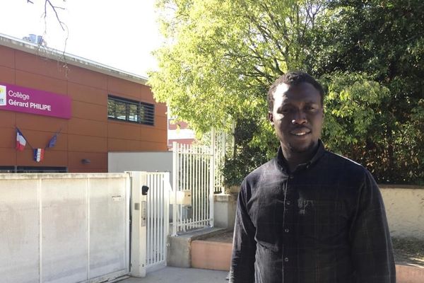 Moustapha travaille depuis plusieurs années comme professeur contractuel. Depuis la rentrée, il enseigne aux collèges Gérard Philipe et Arthur Rimbaud à Montpellier. 