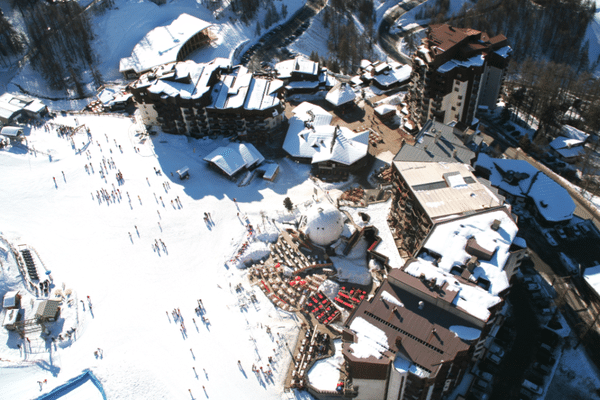 Front de neige des Orres, dans les Hautes-Alpes, une station qui pourrait tirer son épingle du jeu en 2050 selon les spécialistes.