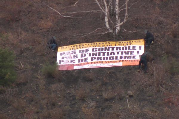 Ces policiers ont affiché une banderole sur un crassier autour de Saint-Etienne le 15 décembre 2020. 