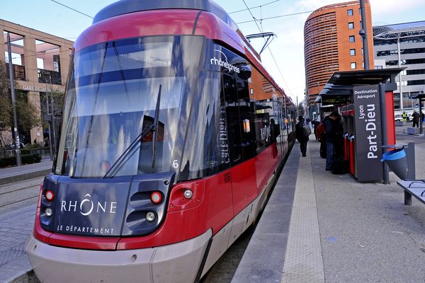 Le tramway, Rhône Express, qui dessert l'aéroport de Lyon St Exupéry est resté à quai une bonne partie de la journée après les vents violents qui ont touché la région. (Photo d'illustration).