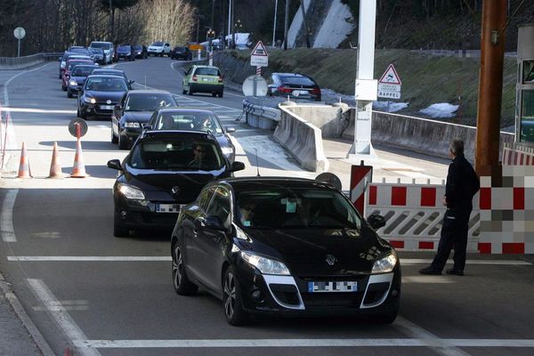 Les navetteurs de Bourgogne-Franche-Comté sont souvent des travailleurs frontaliers. Ici, à un poste de douane entre la France et la Suisse en 2012.