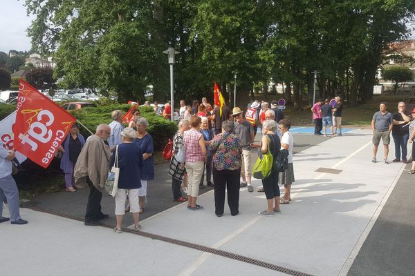 La manifestation s'est tenue devant les bureaux creusois de l'ARS, mardi 6 août 2019.