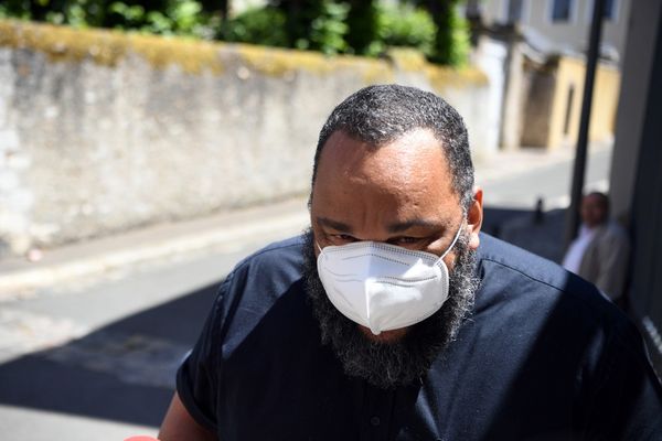 Dieudonné devant le tribunal de Chartres, en juin 2020. 