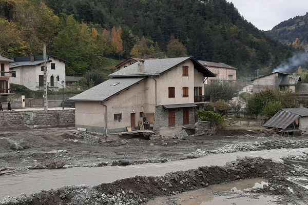 Une maison de Tende, au bord de la Roya, après le passage de la tempête Alex le 2 octobre 2020.