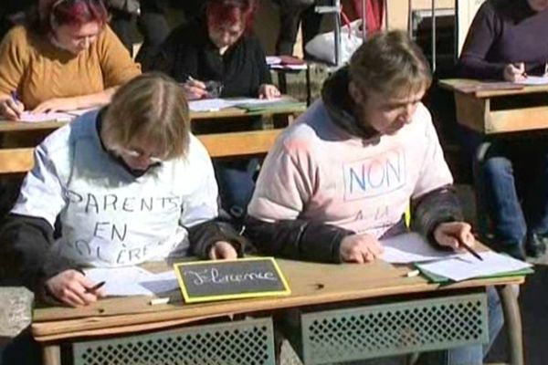 Les parents d'élèves se sont pliés à l'exercice de la dictée... à l'ancienne. 