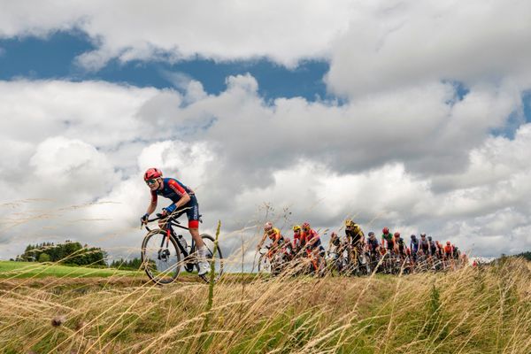 Après une édition 2023 interrompue suite à des problèmes de sécurité, le Tour féminin des Pyrénées reprend avec un dispositif renforcé pour encadrer les 79 coureuses.