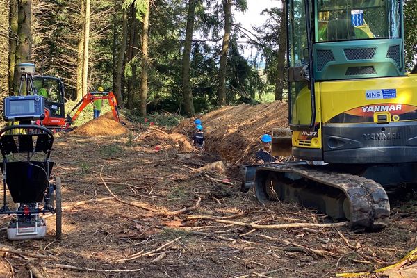 Les pelleteuses ont creusé un trou de 47 mètres sur 10 mètres.