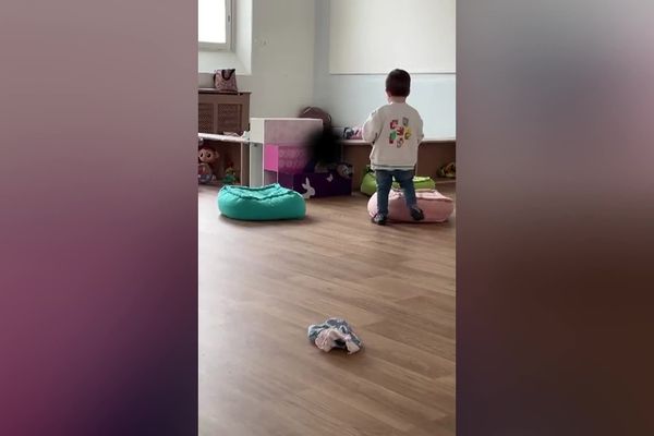 Capture d'écran d'une vidéo où des enfants sont maltraités par leurs assistantes maternelles.