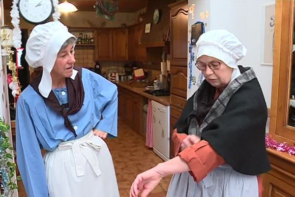 Les "Ramounis", un groupe de folklore ardennais, tiennent à déclamer en champenois les scénettes qui rythme leur spectacle de danses traditionnelles. 